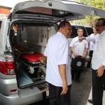 Pj Bupati Nganjuk Drs Sudjono memeriksa kondisi ambulance yang akan didistribusikan ke Puskesmas.  foto: Bambang/ BANGSAONLINE