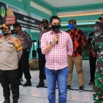Plt. Wali Kota Pasuruan, Raharto Teno Prasetiyo, S.T. saat memberikan pengarahan sebelum penyemprotan disinfektan di Kelurahan Sebani.