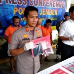 Kapolres Jember AKBP Aris Supriyono menunjukkan barang bukti berupa pil koplo siap edar.