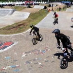  Para pembalap saat melibas sirkuit BMX Muncar, Banyuwangi. foto: GANDA/ BANGSAONLINE