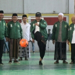 Wali Kota Pasuruan Saifullah Yusuf menendang bola tanda dimulainya turnamen futsal sarungan, Senin (10/10/2022).