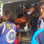 Jenazah saat dimasukkan ke mobil ambulans. foto: AAN AMRULLOH/ BANGSAONLINE