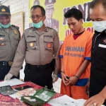 Moh. Suwikno Hadi (25), tersangka penyalahgunaan narkoba saat diekspos di Mapolsek Krian.