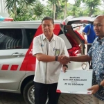 SIMBOLIS: Ketua LKNU Sidoarjo dr Iqbal Faizin MARS (kanan) saat menerima bantuan mobil ambulans dari Pertamina, Kamis (31/1) kemarin. foto ist