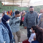 Foto dari kanan: Kapolres Kediri, AKBP Agung Setyo Nugroho; Plt Kepala Dinas Kesehatan Kabupaten Kediri, Ahmad Khotib; Ketua DPRD Kabupaten Kediri, Dodi Purwanto; dan Ketua PWI Kediri, Bambang Iswahjoedhi, saat meninjau vaksinasi. Foto: Ist