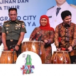 Gubernur Jawa Timur Khofifah Indar Parawansa menabuh gendang saat pembukaan Jatim Fair di Grand City Surabaya, Selasa (8/10/2019). foto: istimewa/ BANGSAONLINE