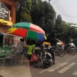 Aksi pedagang bermobil yang memanfaatkan lahan parkir di Pasar Tanjung Anyar untuk jualan. foto: yudi eko purnomo/ BANGSAONLINE