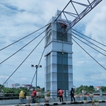 Tim Vertical Rescue Regional Kediri mulai membersihkan pilar Jembatan Brawijaya dari sisi timur. Foto: MUJI HARJITA/ BANGSAONLINE.com