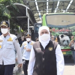 Gubernur Jatim, Khofifah Indar Parawansa, saat meninjau Terminal Bungurasih.