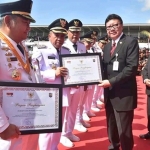 KH. A. Mujib Imron saat menerima penghargaan dari Mendagri Tjahjo Kumolo. 