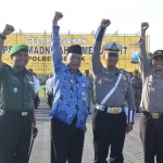 Bupati Sambari HR (batik), Kapolres AKBP Boro Windu Danandito (kanan) dan Dandim 0817 Letkol Kav. Widodo Pujianto (kiri) saat gelar ops Ramadniya. foto: SYUHUD/ BANGSAONLINE
