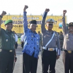 Bupati Sambari HR (batik), Kapolres AKBP Boro Windu Danandito (kanan) dan Dandim 0817 Letkol Kav. Widodo Pujianto (kiri) saat gelar ops Ramadniya. foto: SYUHUD/ BANGSAONLINE