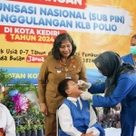 Pj Wali Kota Kediri, Zanariah saat melakukan peninjauan imunisasi (dok. ist)
