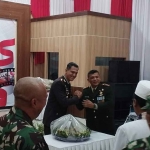 Dandim 0826/Pamekasan saat memberikan tumpeng.