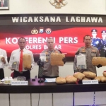 Konferensi pers terkait ungkap kasus narkoba di Mapolres Blitar.
