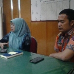 Kasi Pendaftaran Program SMS BPN Sidoarjo, Asri Suriyanti (kiri) dan Wawas (kanan) saat memberikan penjelasan pada awak media. 