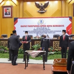 DPRD Kota Surabaya menggelar rapat paripurna serah terima jabatan (sertijab) Wali Kota Surabaya dan Wakil Wali Kota Surabaya, Senin (1/3/2021). (foto: ist)