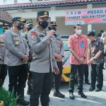 Inspektur Pengawasan Umum (Irwasum) Polri Komjen Agung Budi Maryoto menjenguk warga Kota Blitar yang sedang menjalani isolasi di rumah isolasi terpusat (isoter) di Asrama PGSD Kampus Universitas Negeri Malang, Kamis (19/8/2021). (foto: ist)