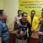 BERBINCANG: Bambang Haryo (kanan) saat mendaftar Cabup, berbincang dengan Warih Andono (kiri) di Kantor Golkar Sidoarjo, Rabu (20/11). foto: MUSTAIN/ BANGSAONLINE