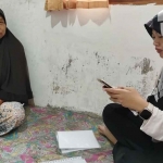 Petugas dari Dinsos Kota Kediri (kanan) saat melakukan cek data. Foto: Ist