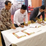 Ketua PWI Malang Raya bersama Ketua DPC Peradi versi Dian Aminudin, S.H, saat menandatangani kerja sama di gedung Club House Dieng Malang, Selasa (02/07). foto: IWAN IRAWAN/ BANGSAONLINE