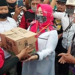 Barisan emak-emak UMKM dan sopir dump truk saat memberikan uang sumbangan hasil patungan kepada Paslon Sugiri Sancoko-Lisdyarita.