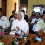 Paslon Anna-Wawan saat menyampaikan kemenangan sementara.