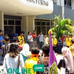 Aksi mahasiswa saat orasi di depan kantor Rektorat Undar, Jombang. foto: RONY S/ BANGSAONLINE