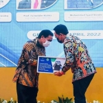 Bupati Pamekasan, Baddrut Tamam, saat menerima penghargaan Pocadi dari Kepala Perpustakaan Nasional Republik Indonesia.
