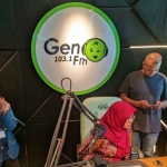 Komisioner KPID Jatim merangkap Koordinator Bidang Pengawasan Isi Siaran, Sundari, saat melakukan peninjauan ke Radio Gen Surabaya.