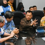 Sekdaprov Jatim memberikan masukan kepada Kadis Kominfo Pemprov Jatim terkait program East Java Smart Province.