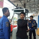 Petugas dari Damkar Gresik saat mengevakuasi korban kebakaran di Desa Kembangan, Kecamatan Kebomas. Foto: Ist