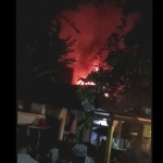 Kobaran api saat melalap rumah bertingkat milik Abdul Karim Arif (65), di kawasan Kapasan, Kelurahan Sidokare, Kecamatan Sidoarjo, Kabupaten Sidoarjo, Minggu (5/7/2020) malam.