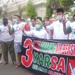 Kartika Hidayati bersama wakilnya, Saim saat pemberangkatan truk dropping air bersih. (foto: ist).