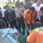 Mayat korban sesaat setelah dievakuasi. foto: RONY S/ BANGSAONLINE