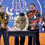 Bupati meneken persetujuan aplikasi Si Panjol. 