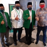 BAKAL CALON: Kelana Aprilianto dan Bambang Haryo Soekartono pose bersama Musyaffa
