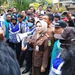 Kajari Lamongan Diah Yuliastuti saat menerima mahasiswa.