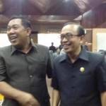 SUKSESI. Mantan Ketua FGBP, Warih Andono bercanda dengan Ketua FGBP yang baru, Khoirul Huda (berkacamata) usai penetapan dalam sidang paripurna DPRD Sidoarjo, kemarin. Foto : musta’in/BANGSAONLINE