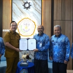 Wabup Asluchul Alif (dua dari kiri) menerima dokumen sebagai Ketua IKA UHT Surabaya. foto: ist.