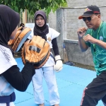 Ketua Cabor Tarung Derajat Kabupaten Kediri, Suhardi, saat melatih atlet. Foto: Ist