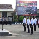 Kapolres Pamekasan saat memberikan reward kepada jajaran Satreskrim Polres Pamekasan dalam apel rutin di halaman Mapolres Pamekasan. (foto: ist)