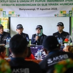 Direktur SDM & Umum PT Pupuk Indonesia (Persero), Tina T Kemala Intan saat membuka program AKSI di Desa Sumbersewu, Kecamatan Muncar, Kabupaten Banyuwangi. Foto: Ist.
