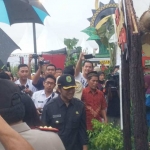 Bupati Emil saat meninjau lokasi Trenggalek Agropark. foto: HERMAN/ BANGSAONLINE