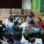 Pensortiran surat suara di gudang KPU Trenggalek. foto: HERMAN/ BANGSAONLINE