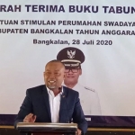 Syafiuddin Asmoro, Anggota Komisi V DPR RI saat memberikan sambutan di acara penyerahan BSPS untuk  1.320 unit rumah tidak layak huni. (foto: ist).