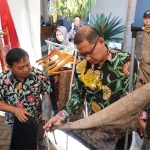 Pj Wali Kota Batu, Aries Agung Paewai saat mengunjungi salah satu stan perajin batik.