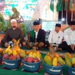 Dr KH Asep Saifuddin Chalim, MA (berjas hitam nomor 3 dari kiri) da Syaikh Al-Barkawi (nomor 2 dari kiri) dalam acara Maulidur Rasul dan Doa untuk Bangsa PW Muslimat NU Jawa Timur di JX International Surabaya, Ahad (30/12/2018). Tampak juga Ketua Umum JKSN KH Muhammad Roziqi, KH Miratul Mukminin (Gus Amik) danH.  Arum Sabil. Foto: bangsaonline.com