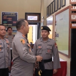 Kapolres Ngawi AKBP Dwiasi Wiyatputera saat melakukan pengecekan Mapolsek Karanganyar.