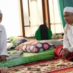 
Kang Irwan sowan sekaligus menjenguk KH Abdul Jalal, pengasuh Pondok Pesantren Nurul Qadim Probolinggo. foto : istimewa.